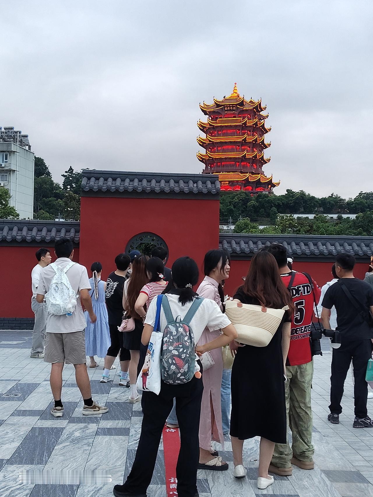 我曾在一年前提过建议，在黄鹤楼地铁站A出口建一座跨铁路的天桥直通黄鹤楼，可用两部
