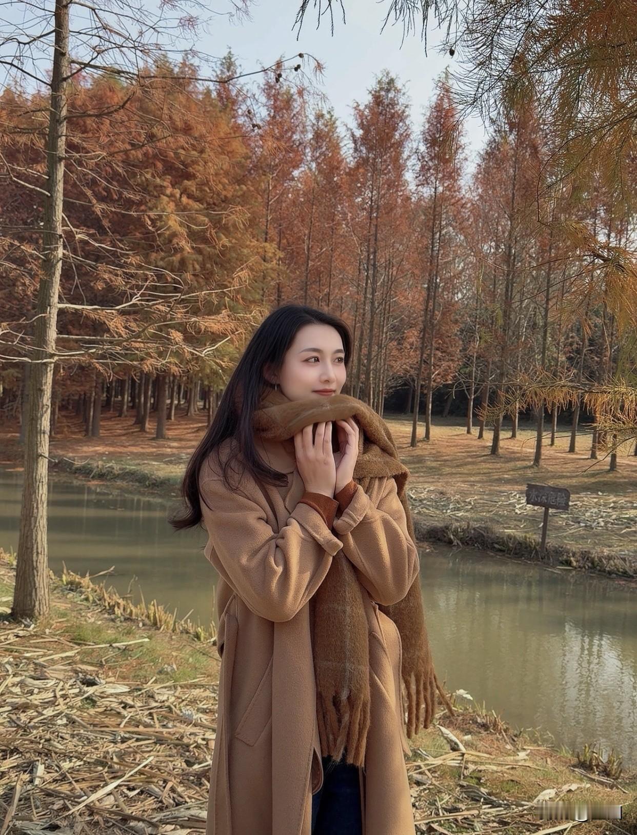 +牛仔裤+带跟皮鞋”组合也很赞，米色风衣配棕色内搭、浅蓝牛仔和深色马丁靴，