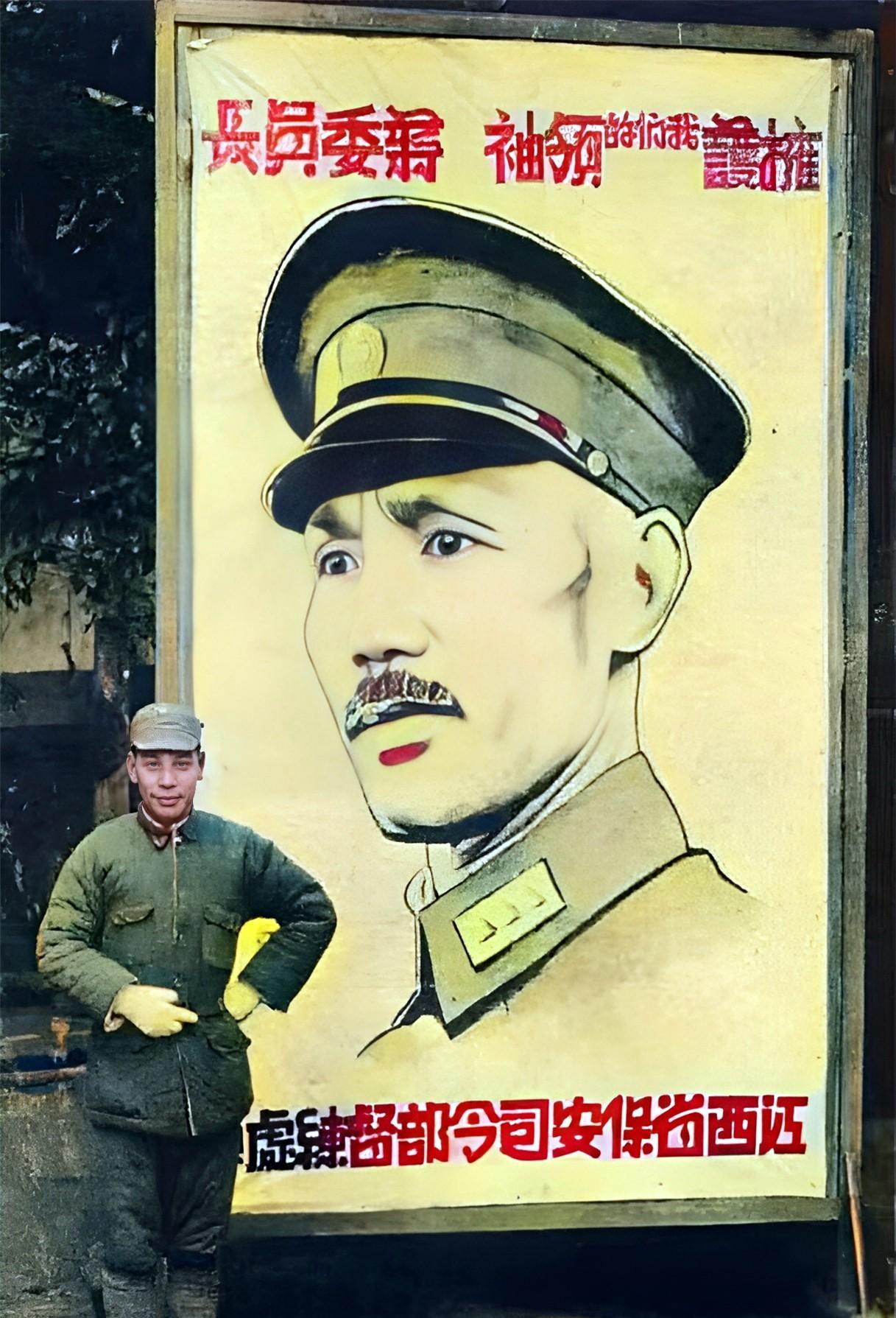 1939年，蒋建丰站在父亲蒋中正的巨幅画像下。此时，蒋建丰与父亲之间的隔阂已经冰
