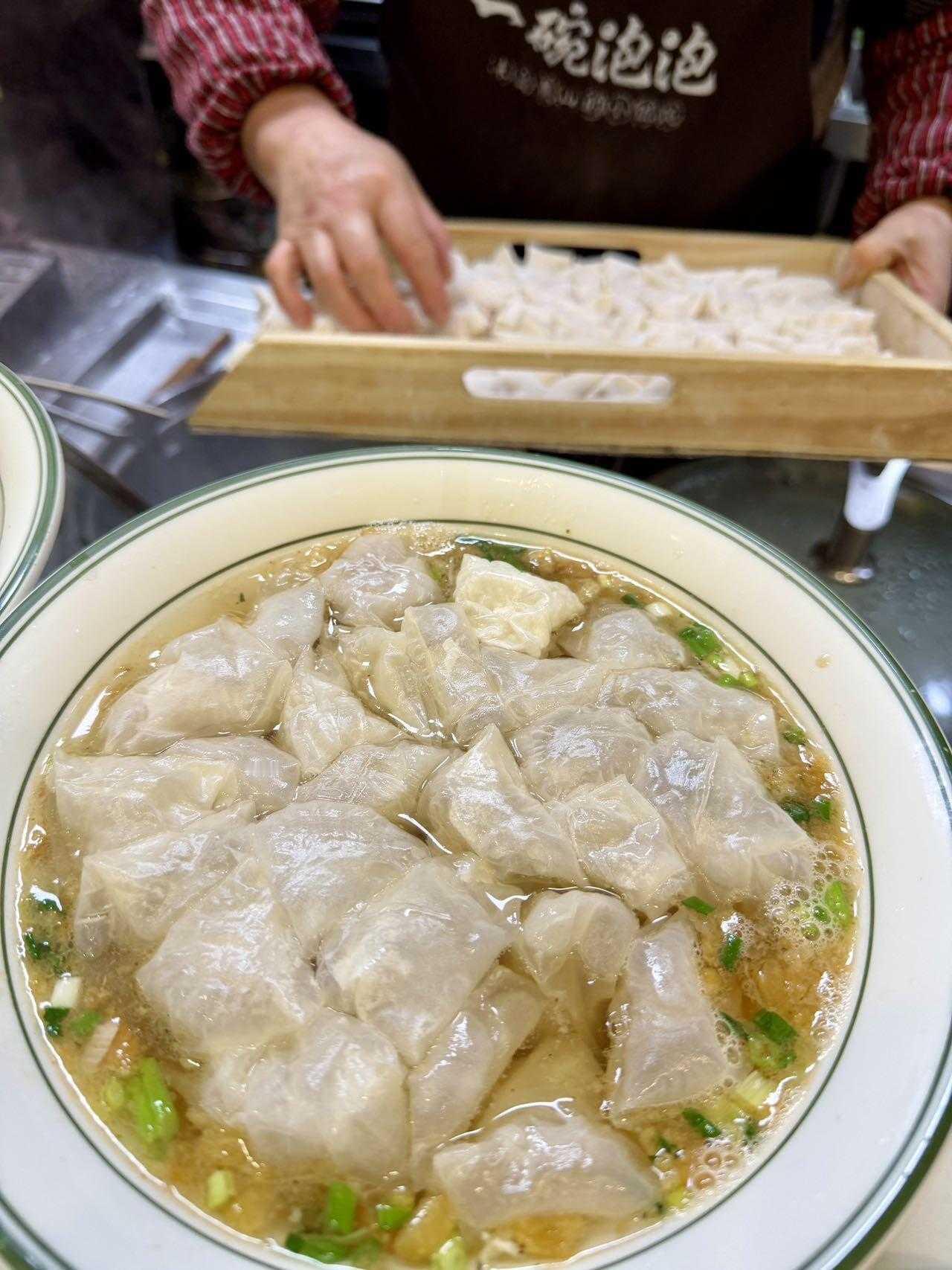 江苏苏州夜游，美味夜宵真的好好吃！苏州夜宵推荐：1、苏式泡泡馄饨、砂锅煲、烤