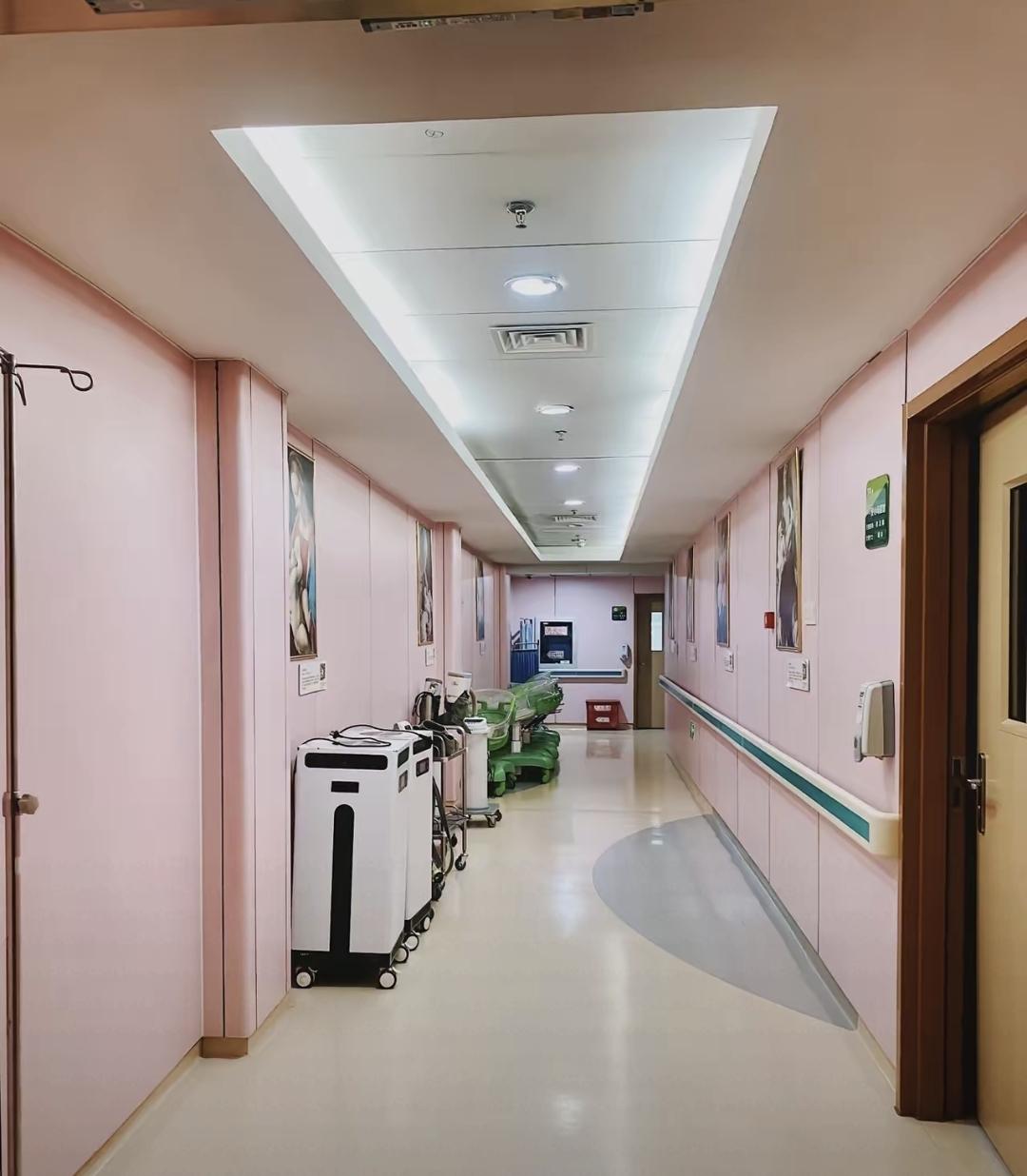 我昨天去医院送月子餐，看见隔壁床的女孩一直在啃凉馒头。她让我倒杯热水，说自己下不