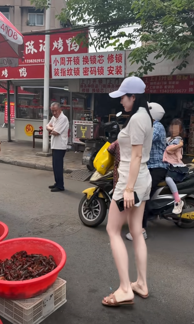大爷心里想：这谁家的媳妇儿，长得太带劲儿啦