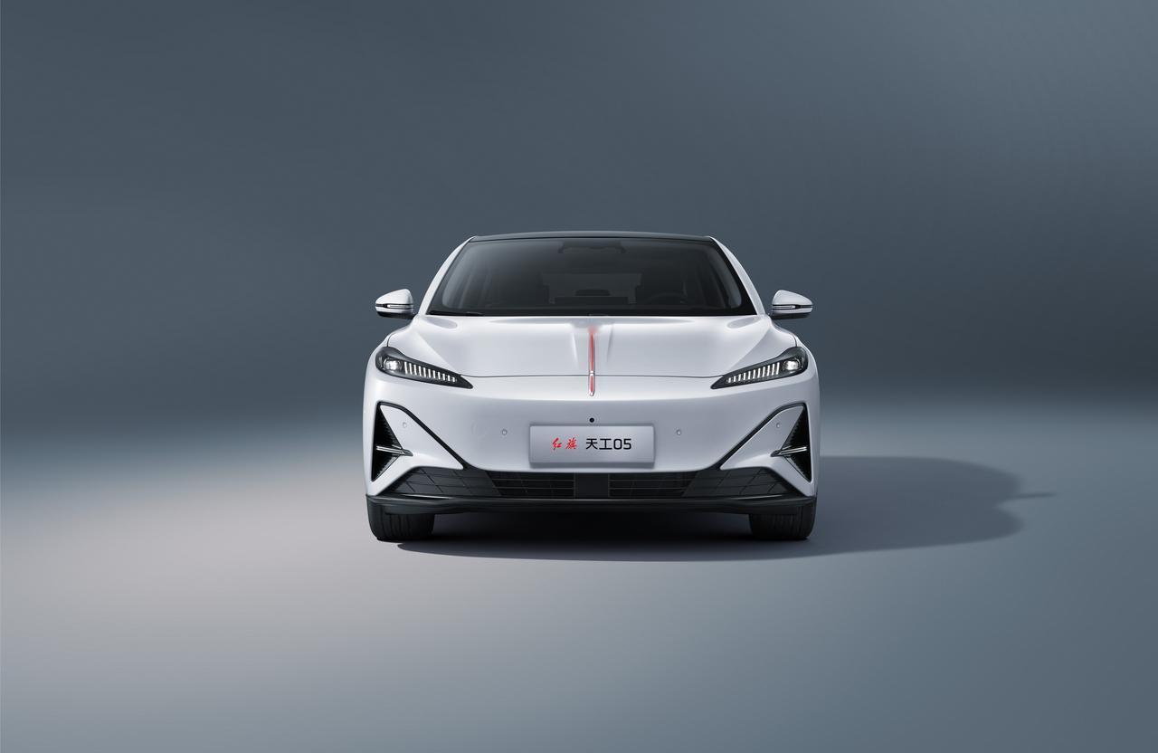 和孙颖莎搭在一起，总能感受到那种不设限的活力，就像红旗天工05把车厢变成了移动的