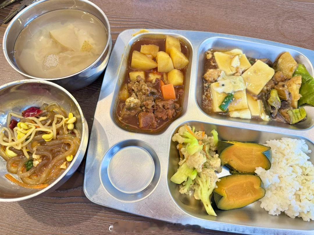 今天中午食堂吃可好了给我一种过年的感觉[笑着哭][笑着哭][笑着哭]土豆炖牛肉（真的好几块牛肉）肉末