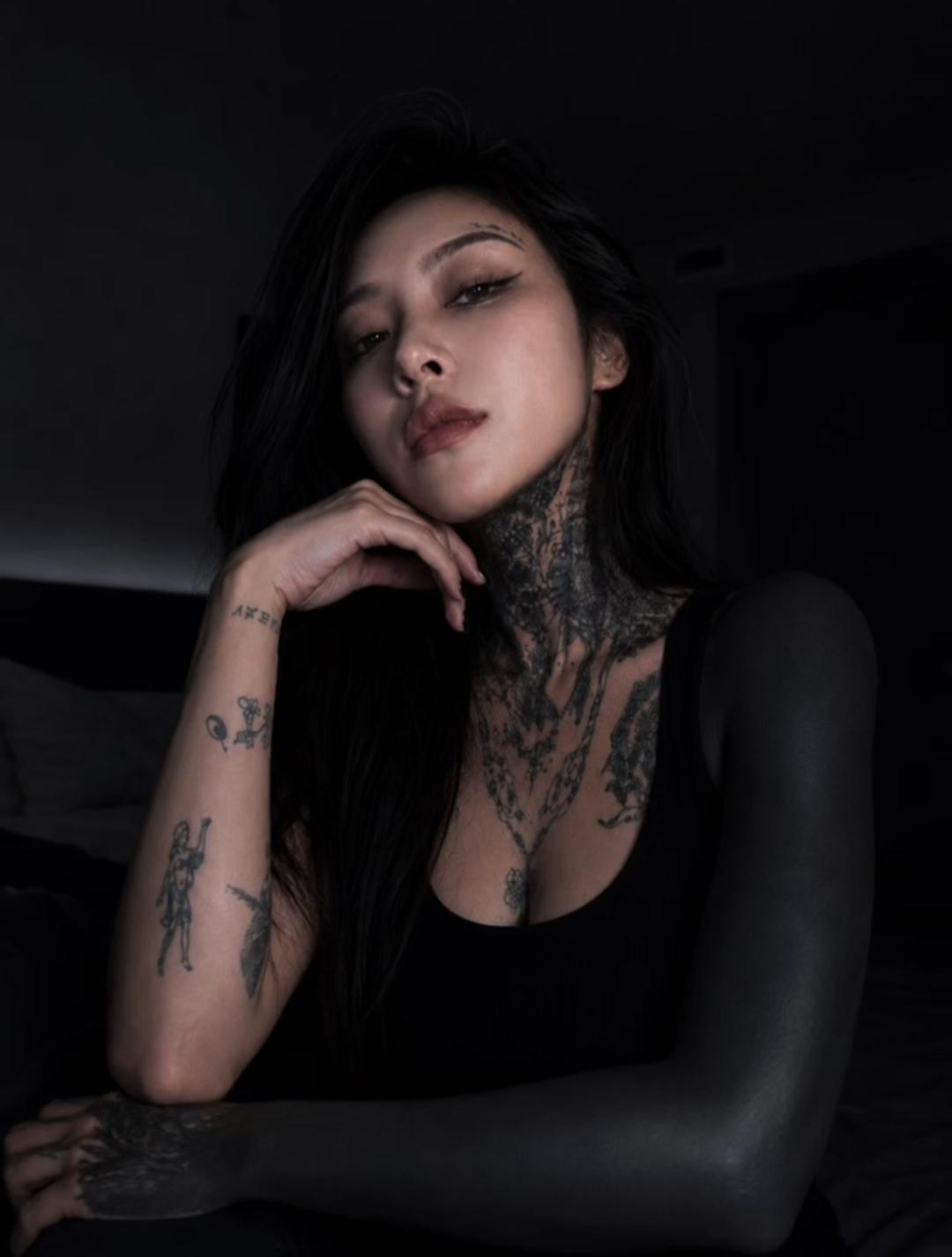 纹的是什么？前男友的名字吗，至于全黑嘛！看看就感觉很疼！