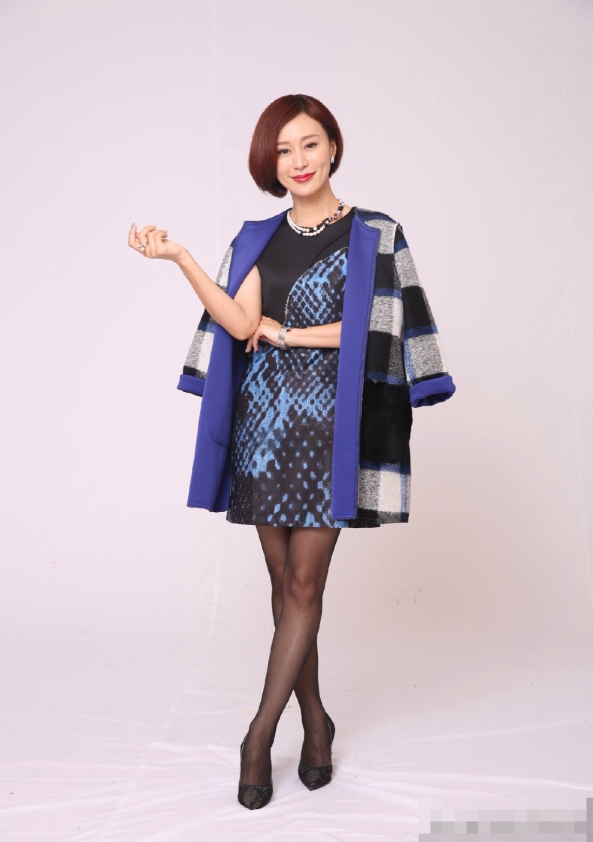 杨雨婷，167cm，短发造型干练利落，展现出成熟女性的魅力。