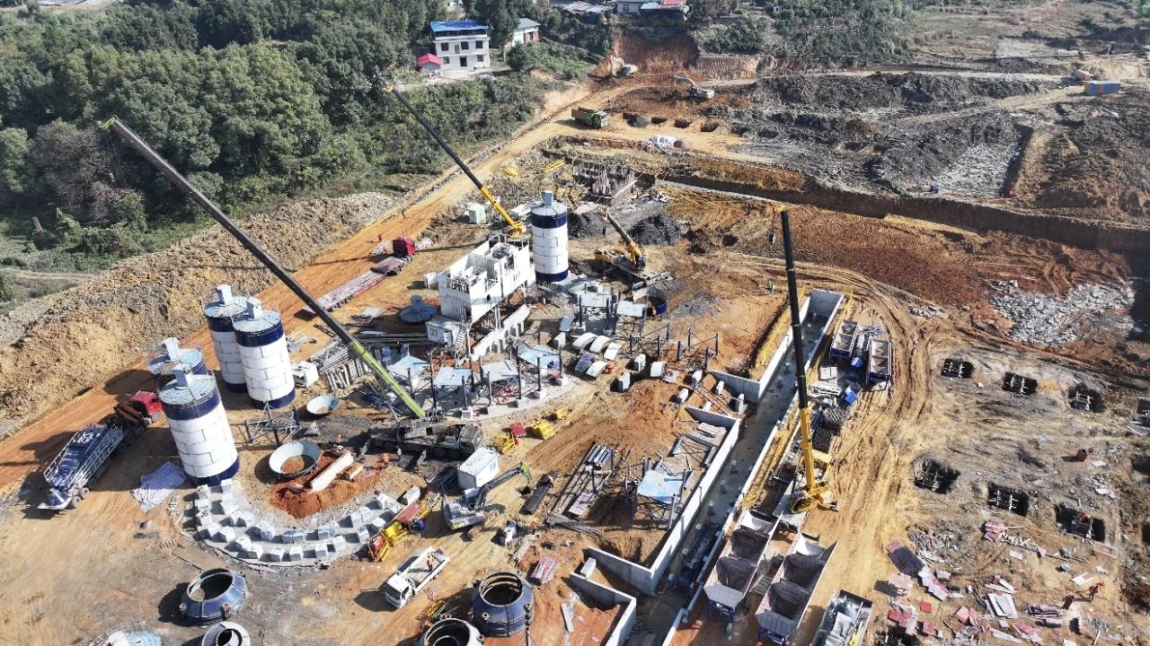 山谷间机械轰鸣不断，塔吊长臂在晴空下往复作业，长赣高铁芦溪段的建设工地上，一派热