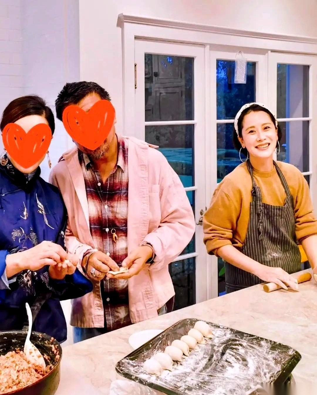 刷到一张海清在豪宅里包饺子的照片，本来挺有烟火气的。姜黄色毛衣，发箍利索地箍着