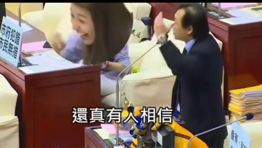 旁边这位美女，是谁？笑的太开心了。比王世坚还搞笑。王世坚手里拿着龙袍，龙帽