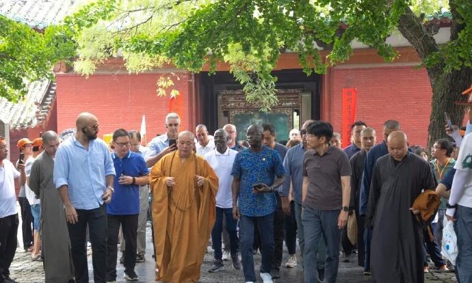 这是少林寺前方丈释永信接待前来少林寺参观的国外要人。作为少林寺的方丈，释永信的身
