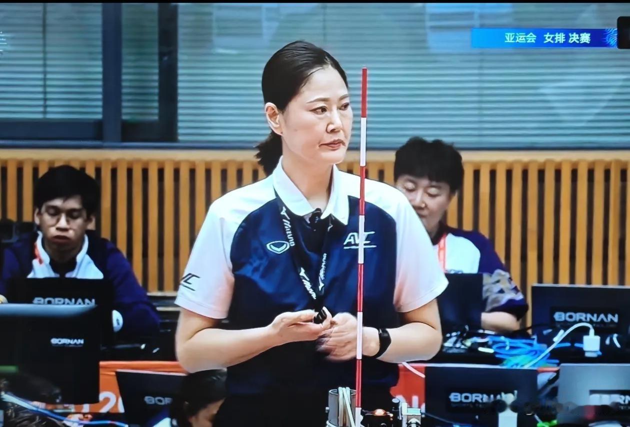 亚运会女排决赛时，主裁判的颜值一下子吸引了众多眼球。气质端庄，专业形象严肃