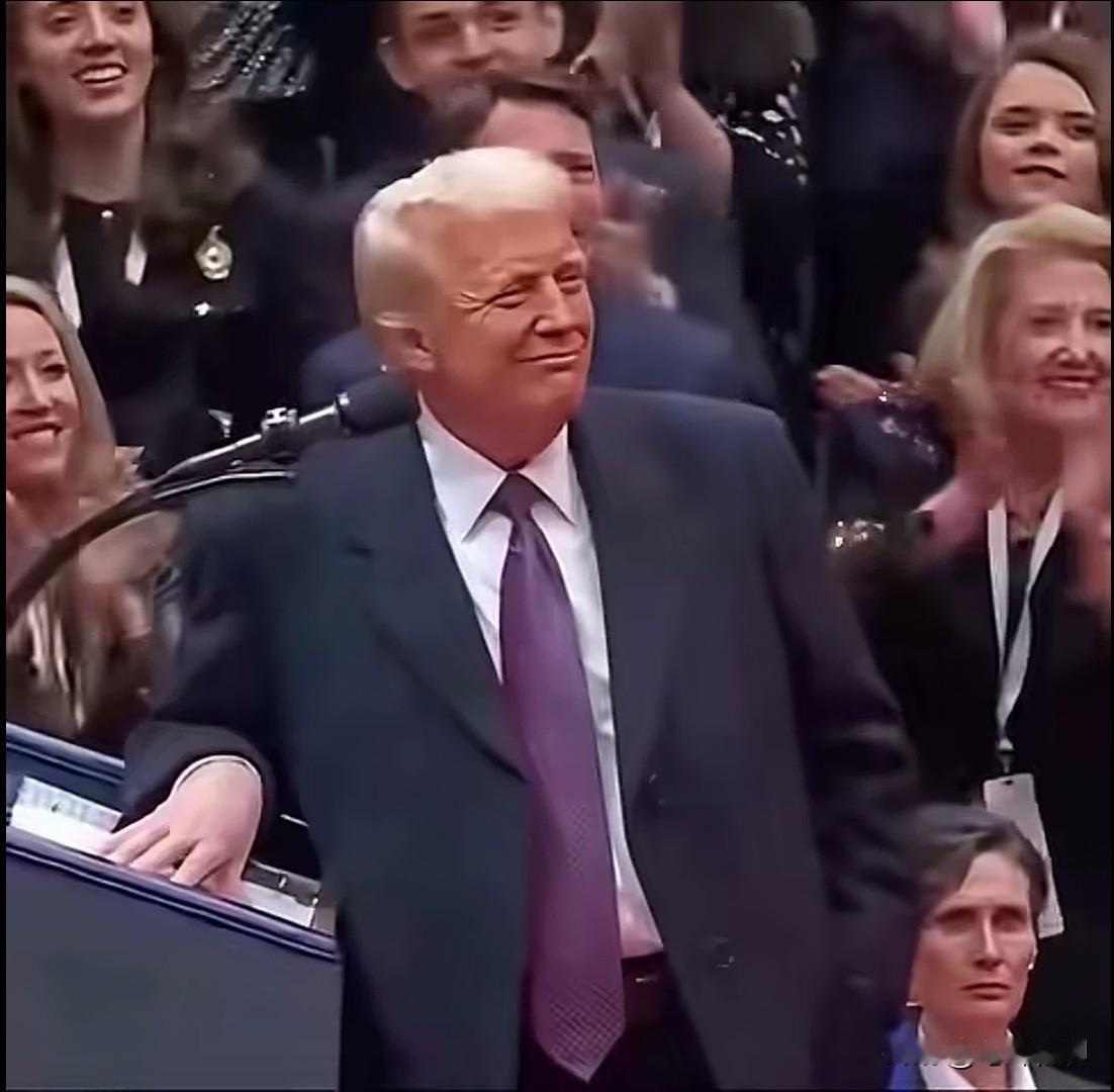 当主持人喊到巴伦的时候，只见一个高大帅气的小伙子站了起来，那从容傲娇的表情，让特