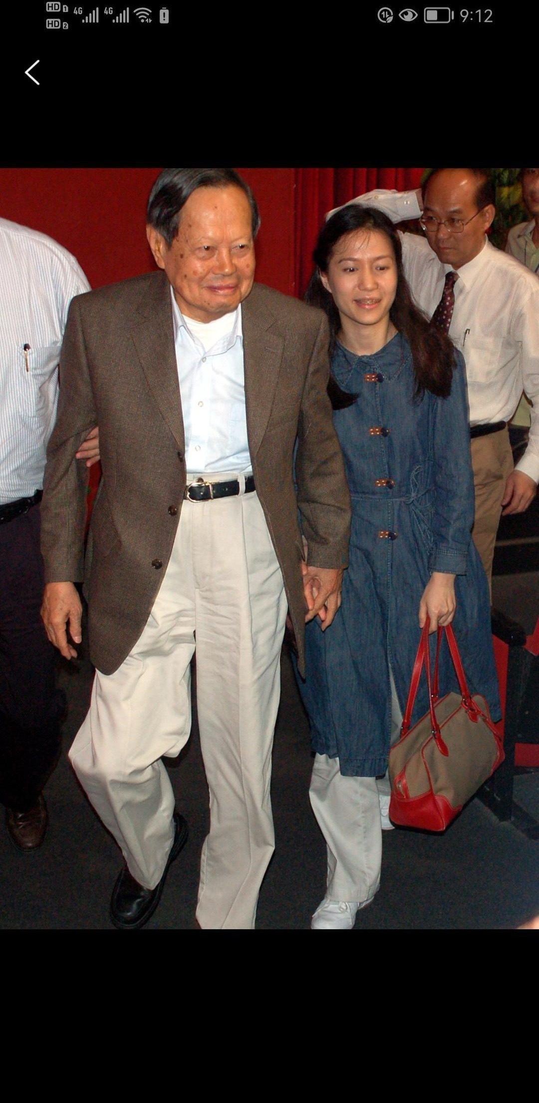 杨振宁大儿子曾感慨，翁帆不像后妈，更像父亲的贴心小棉袄、妹妹。回顾他们婚礼，满城
