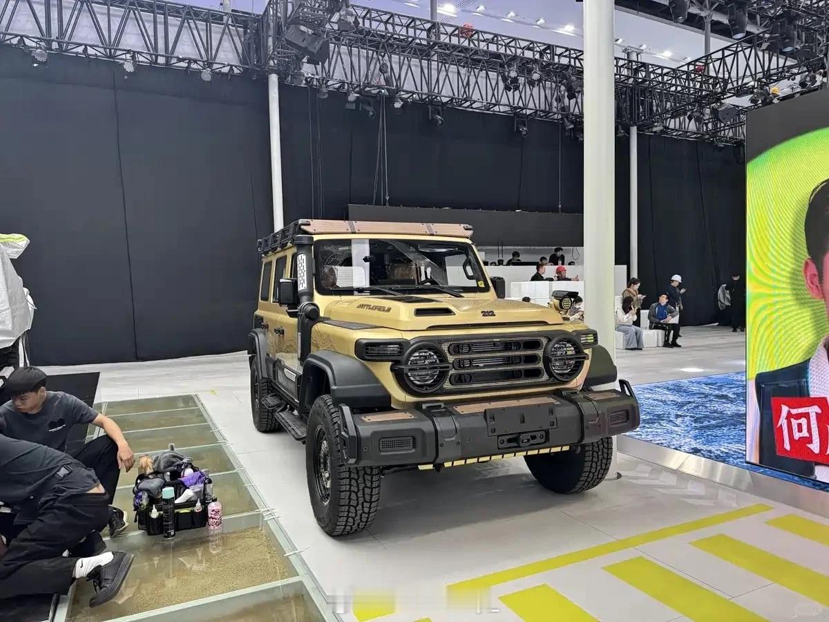 全新212T01高地版抵达了广州车展的展馆，今年的方壳子车也不少，这次的全新