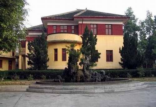 李宗仁一生有三个老婆。发妻李秀文，原名李四妹，1891年生，与李宗仁同岁，名字是