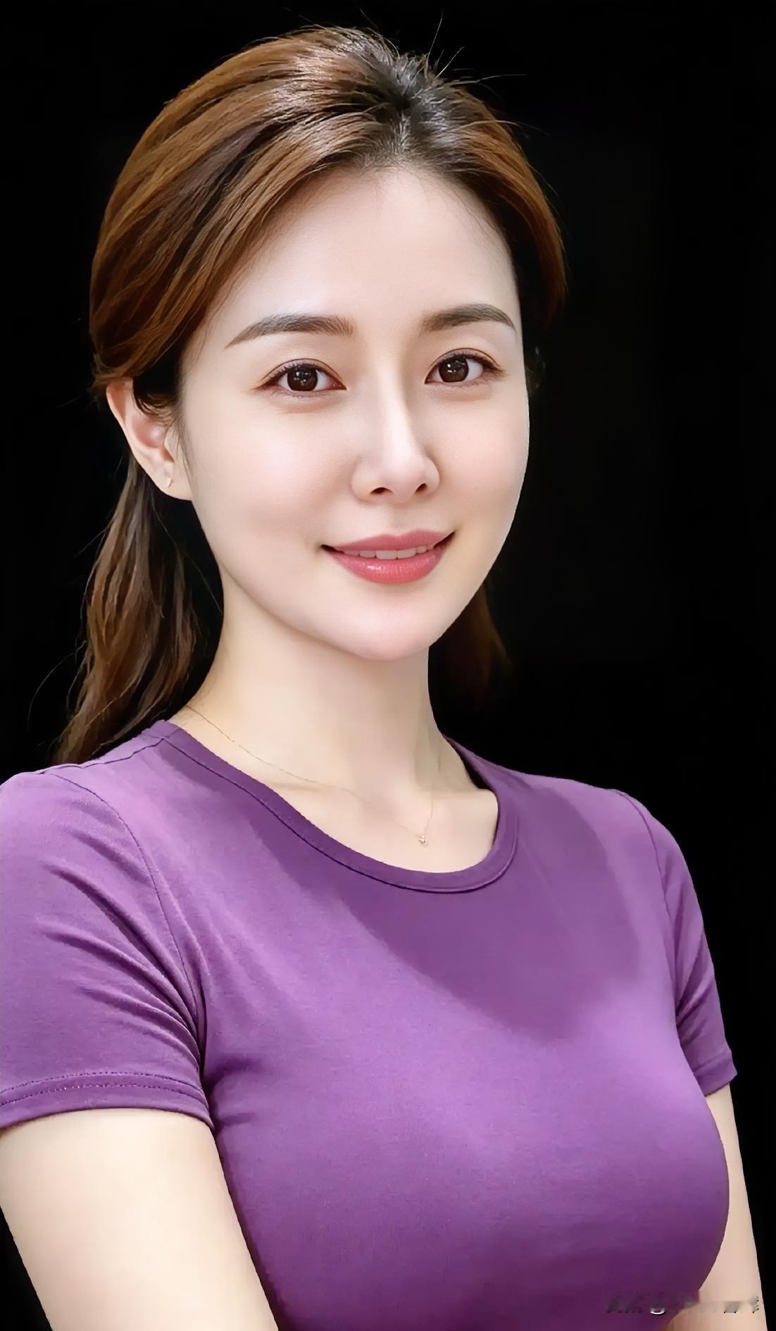 紫衣浅笑，眼波柔，寻常模样，动人心。