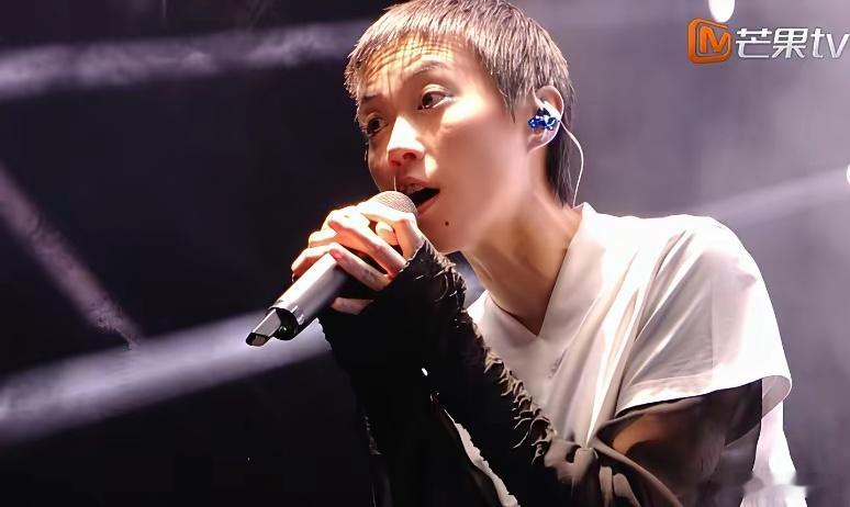 窦靖童夺冠，没戏了。不是实力不行，也不是观众不买账，而是《歌手2026》这盘棋，