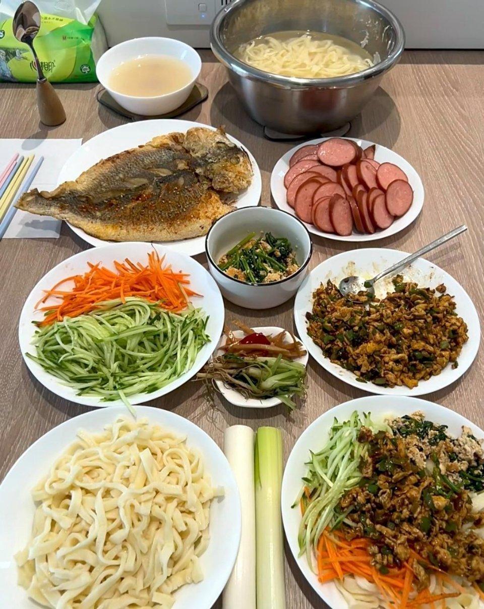 看看这两桌饭菜，你们够猜出来哪一个道菜是南方的，哪一道菜是北方的吗？我相信很多人