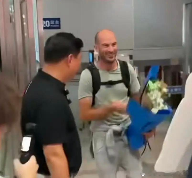 德比斯这次到中国！万万没想到吧他可能以为自己粉丝多，接机的人会前呼后拥的，结果只