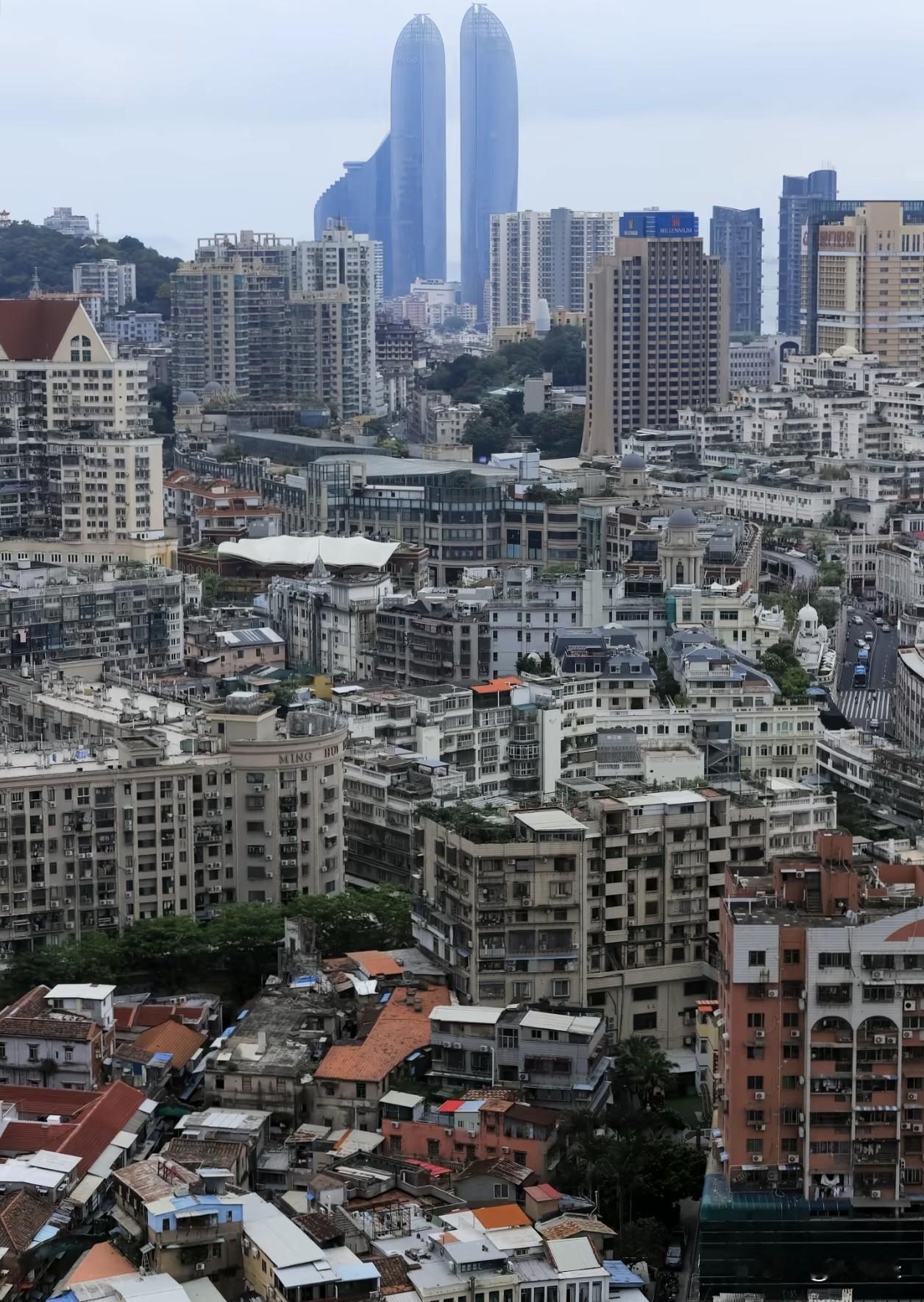 应该没有哪个老板，拆得起厦门双子塔背后的城中村了。双子塔是厦门的地标性建筑物，