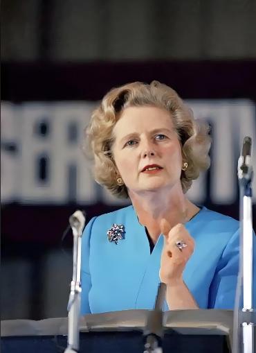 1982年9月24日，刚刚打赢马岛战争的撒切尔夫人走出人民大会堂，在台阶上重重摔