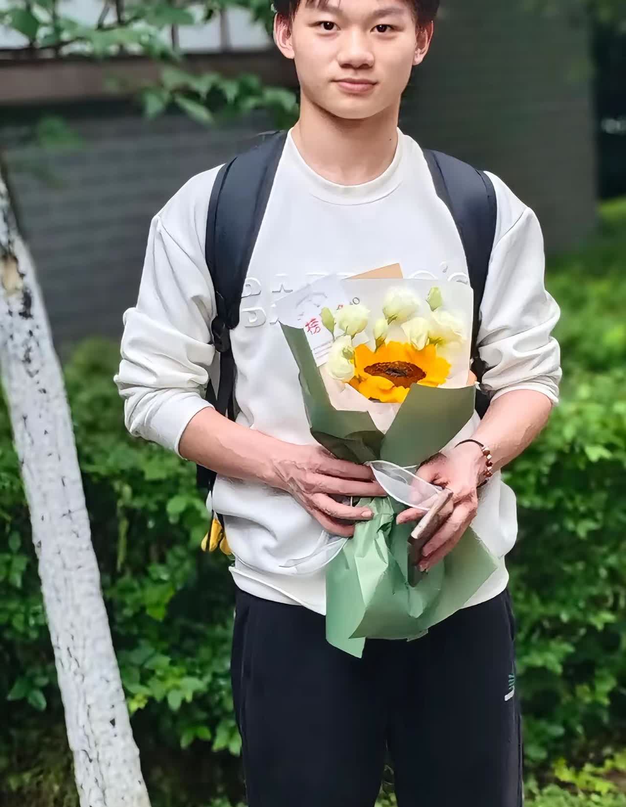 高考成绩出来了，493分，超了本科线60分却上不了公办本科！他心里憋了几天还是哭