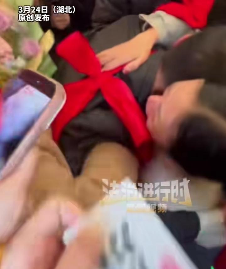 破防了！3月24日弟弟李鑫在见到姐姐李林用心布置的团圆场景后，情绪彻底失控，当场