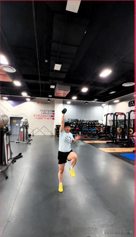 才发现孙颖莎的体能训练真是五花八门，每一个训练项目都做得那么专心、到位，圆圆的脸