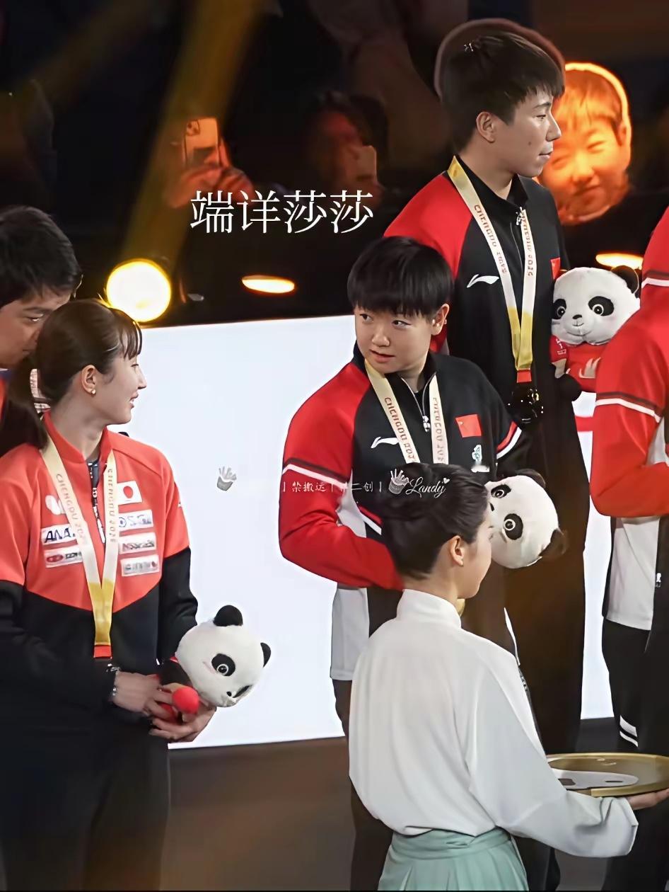 早田也太可爱了吧？她端详了莎莎半天，看看手里的吉祥物，突然指着莎莎的脸：你跟她长