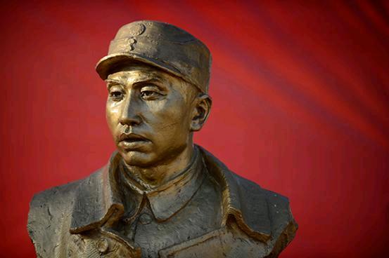 1943年底，“红色交通”曾浪波接到任务，要护送陈毅去延安，谁知两人刚动身，曾浪