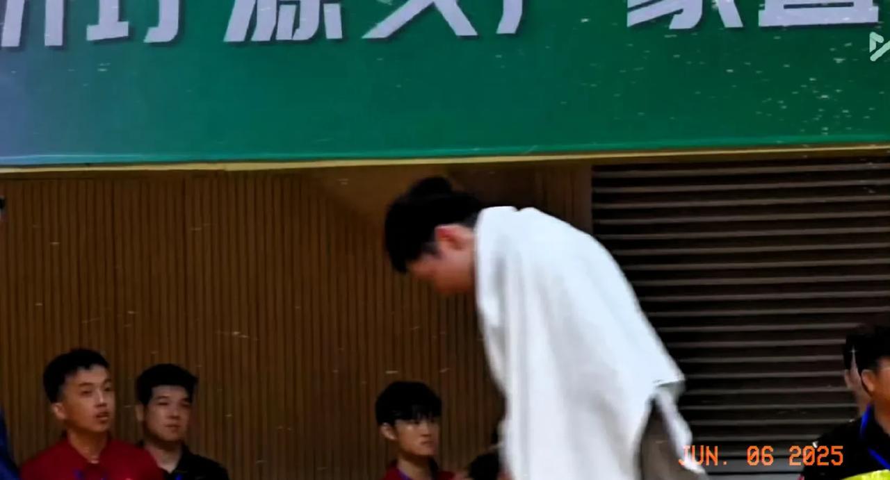 周琦的心思永远琢磨不透！全运会揭幕战一上来很拼，对得起薪资，然后情绪失控把自己罚