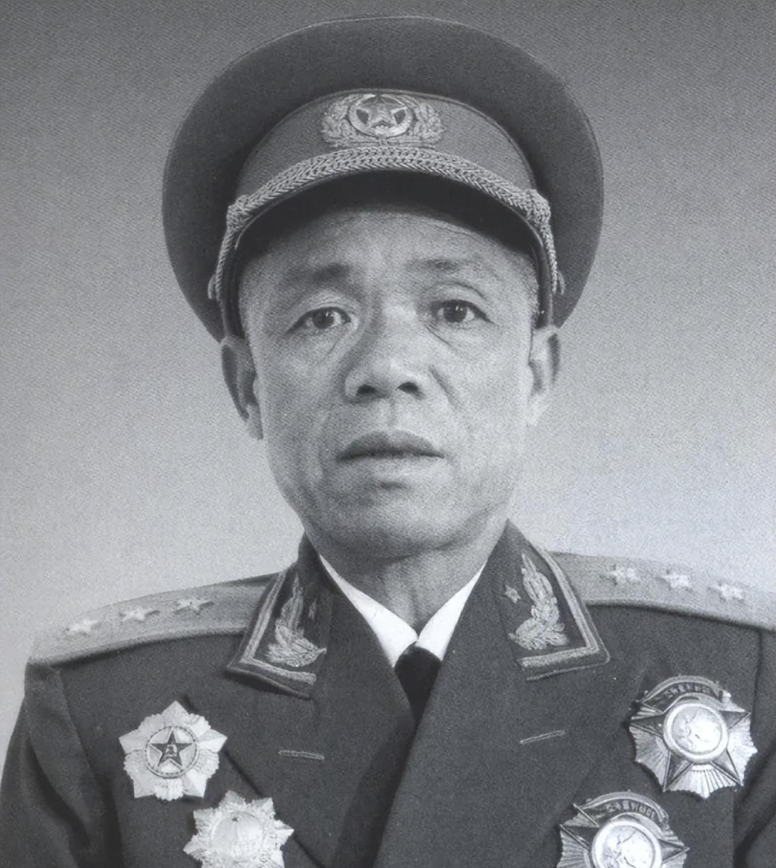 1986年，韩先楚弥留之际对子女提了一个心愿：请帮我穿上军装离开这个世界195