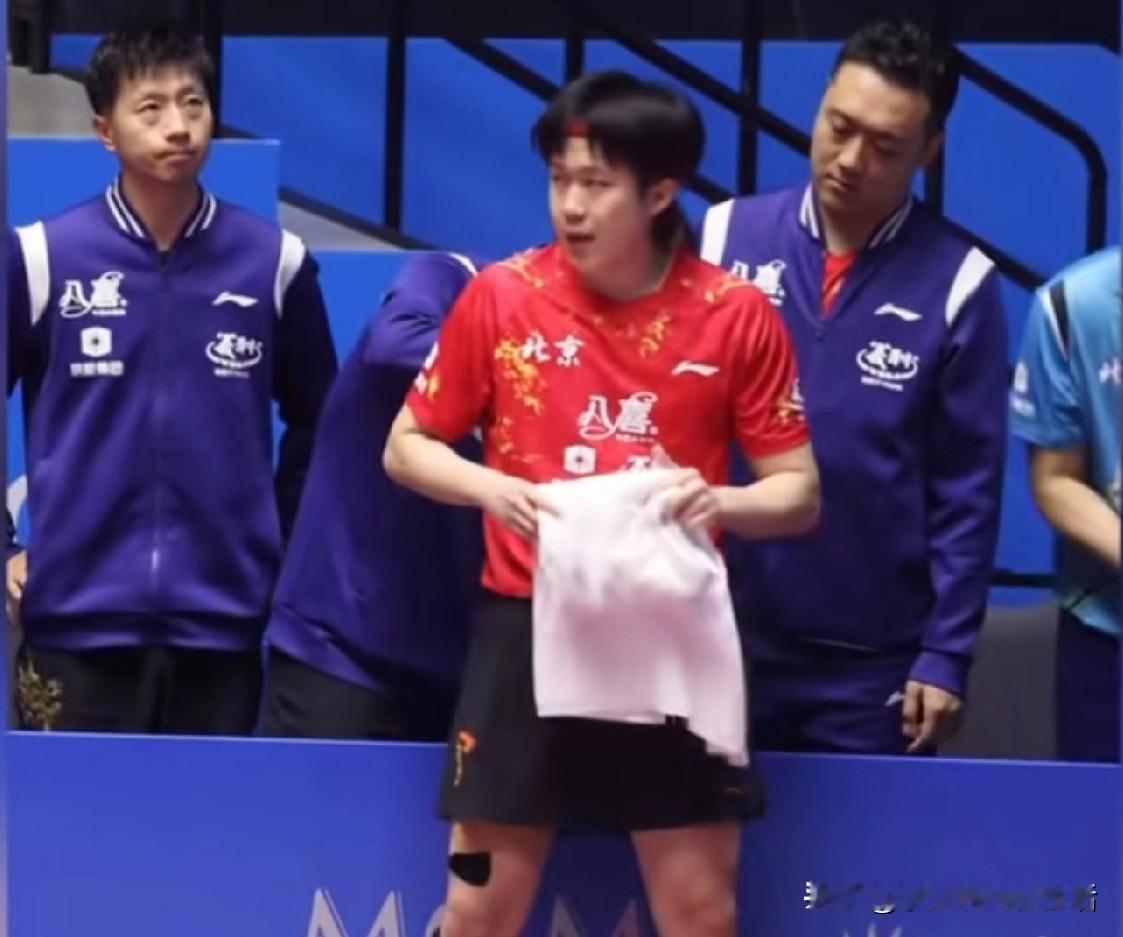 这个镜头真的是太好了。马龙一直站在王楚钦的身后，一动不动的默默注视着王楚钦。在王