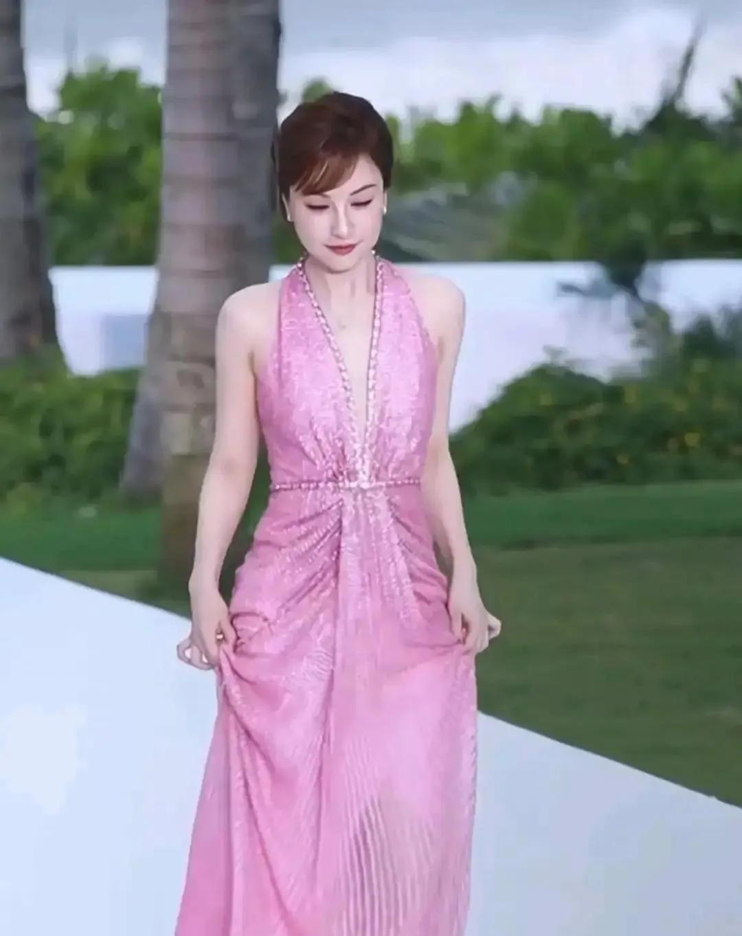 吴昕颜值大蜕变，宛如逆龄换头美到犯规！谁能想到吴昕如今美得这么“杀”！一身