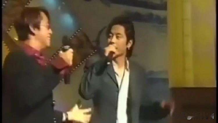 王杰来评价谭咏麟谭校长是很有代表性的！为什么这样说呢？因为王杰在乐坛之中是很