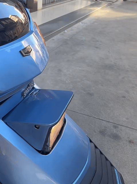 这款摩托车我还是头一回见，没想到在那个年代就已经有如此先进的技术了。那种像眨眼睛