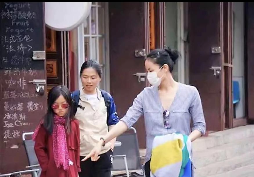 王菲带着9岁的李嫣游大理，遭遇热情粉丝的围追。天后堪比跑了一场马拉松。明星太