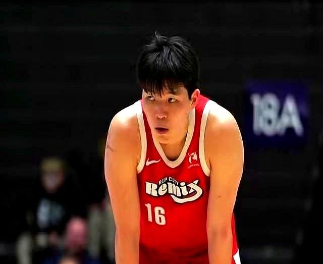 谁能想到，在NBA坐冷板凳的杨瀚森，到了G联赛直接打成了“大魔王”。伤愈复出