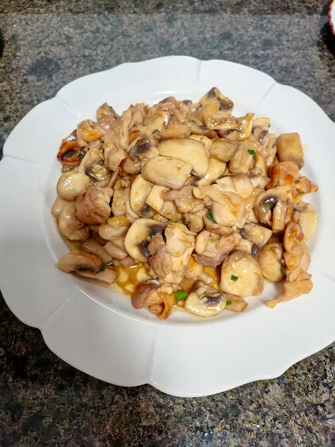 最好吃的小孩菜之一，鸡腿肉炒白蘑菇