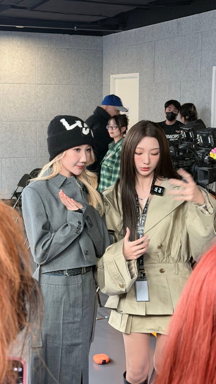 谁懂啊，看到这一幕DNA狠狠动了！这波简直是教科书级别的联动，还有美女贴贴的视觉