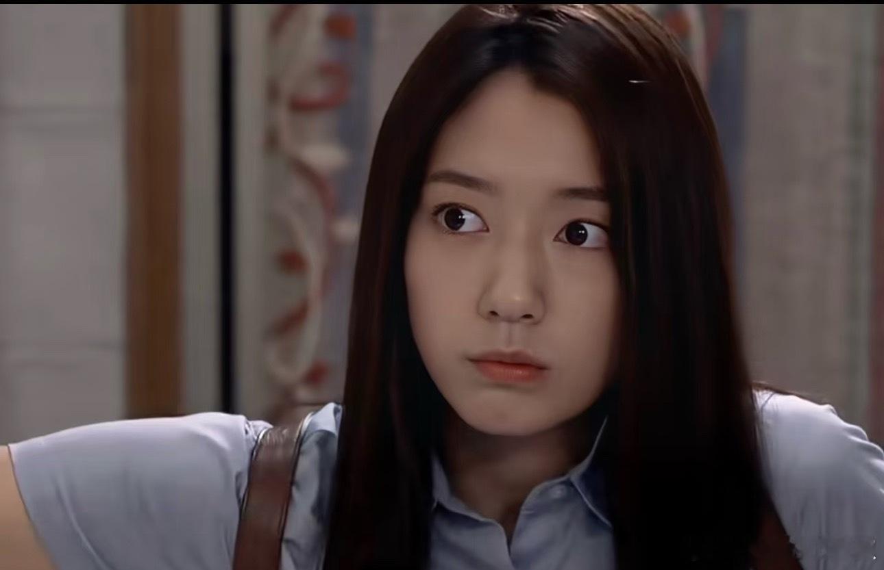 “童颜外貌”20岁少女高中毕业，她还没意识到已经不适合演这种了…