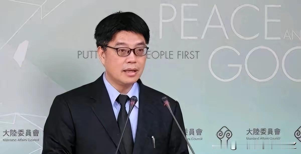 国民党副主席张荣恭赴大陆交流后，被台陆委会发文指责，他直接回怼，明确两岸绝非国与