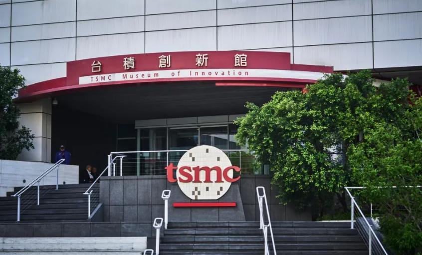 最近半导体圈出了个新闻，全球芯片代工老大台积电，正式对外宣布了一个决定：未来两年