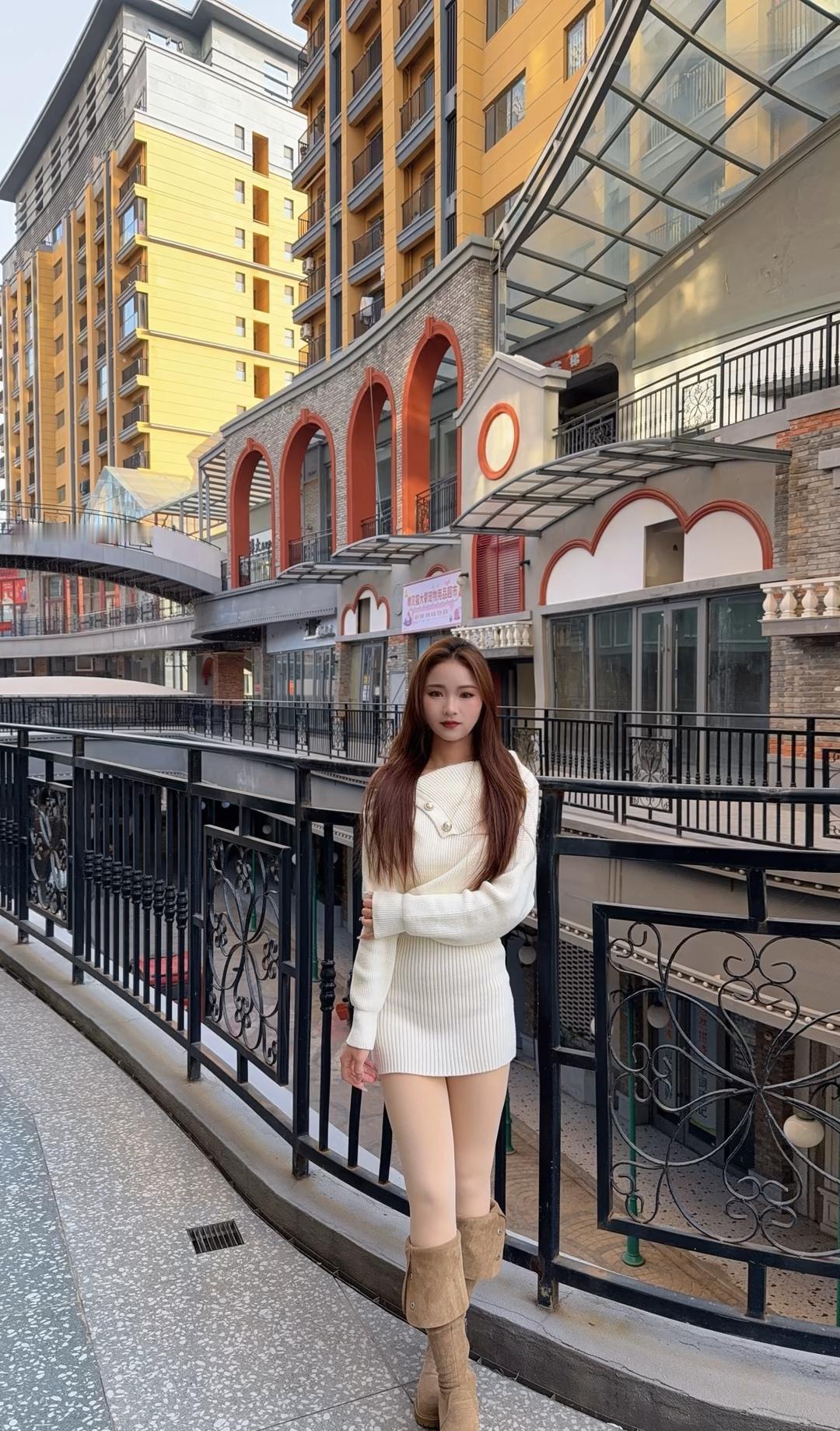 冬日穿搭指南：白色毛衣+棕色靴子，温暖又时尚！