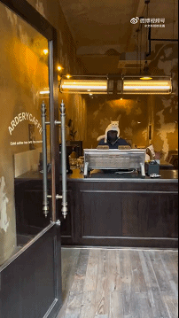 咖啡店店长又在压力员工！