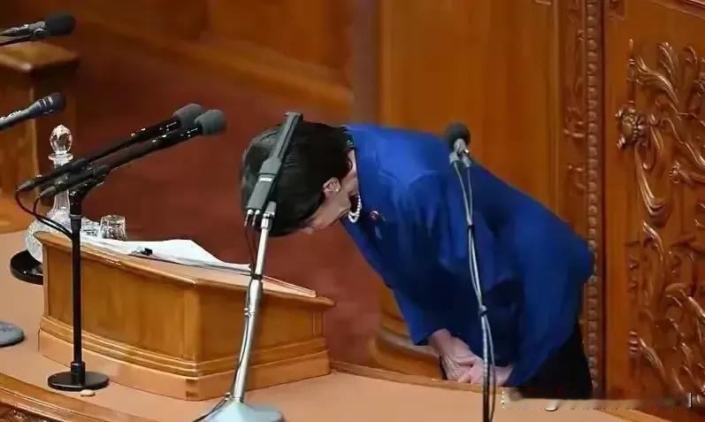 高市早苗认怂了。在11月26日的国会答辩中，有立宪民主党议员责问高市早苗：因为你