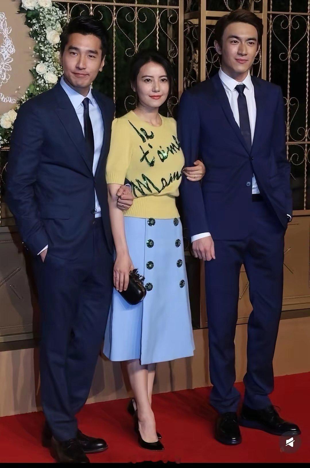 2015年，赵又廷、高圆圆、林更新参加黄晓明、Angelababy的婚礼。三个人