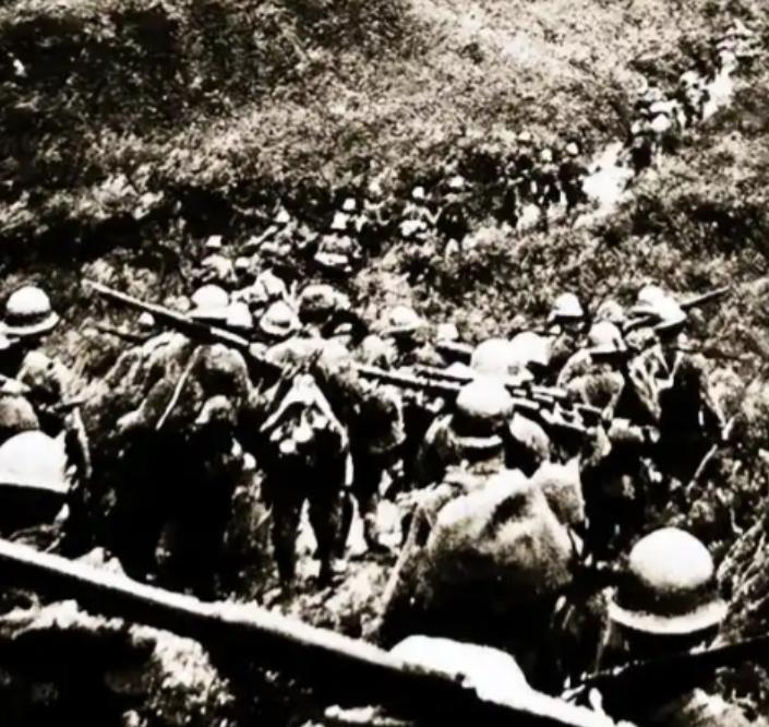 1938年，万家岭战后，漫山遍野都是腐烂的尸体，无人愿意打扫战场，一个乞丐主动前