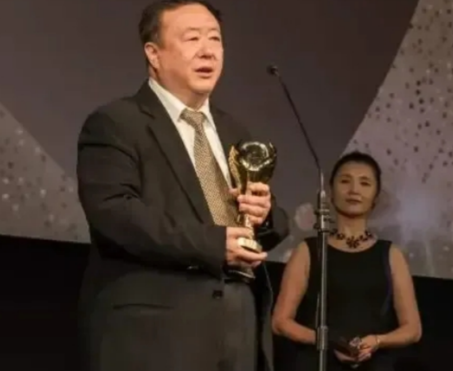 1985年，尤小刚和主持人田歌结婚，不到10年，他爱上了演员邬倩倩，离婚再娶，1