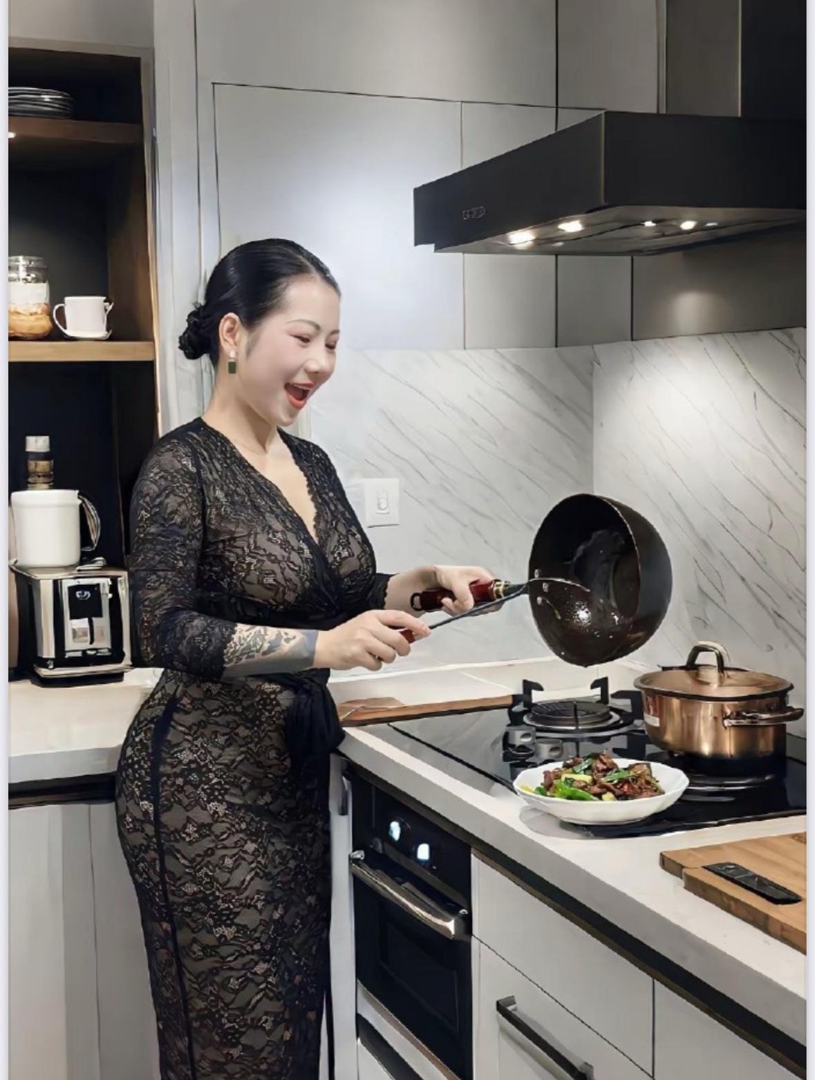 现在还有多少人在家做饭呢？特别是一个人在家一个美丽的女人呢？